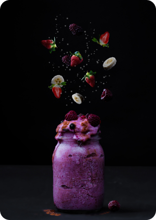 Imagem de um milkshake de morngo num pote explodindo